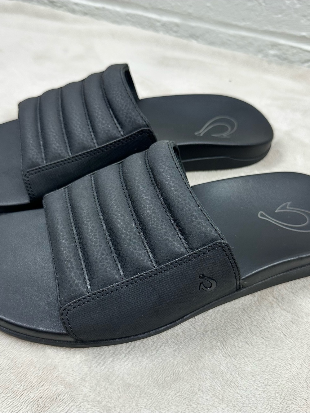 OluKai Maha Olu Men’s 10 Black Recovery Slide Sandals 10517-4040